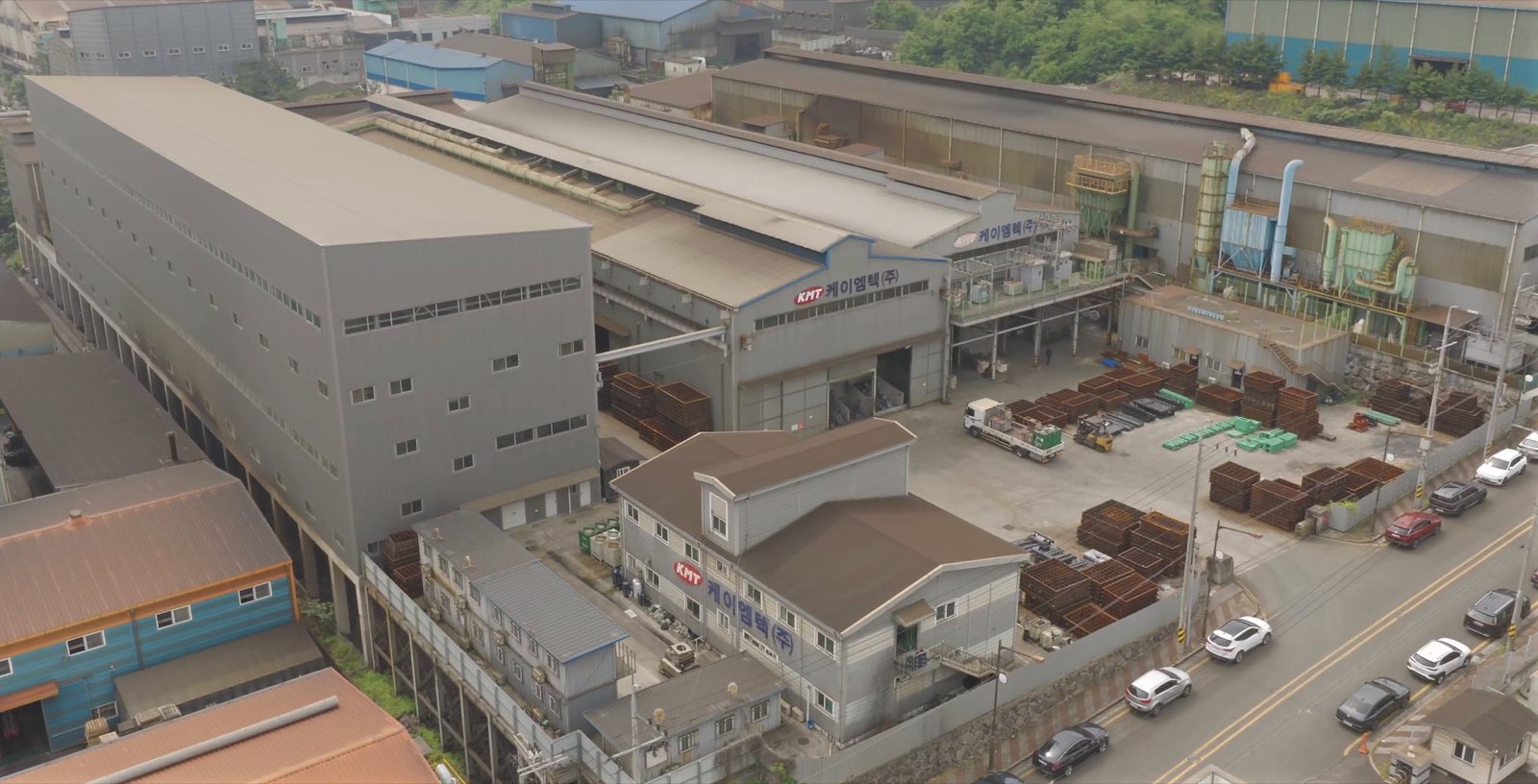 관계사 케이엠텍㈜ 고령공장 전경 항공 사진. 경북 고령군 다산면 산업단지 안의 공장동과 사무동
